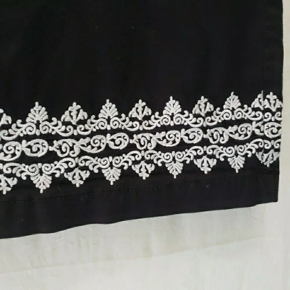 Croft & Barrow Black SKORT Womens Size 12 White Embroidered Pockets Zip Stretch
